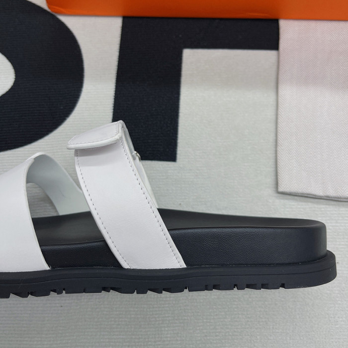 her slides 23060921